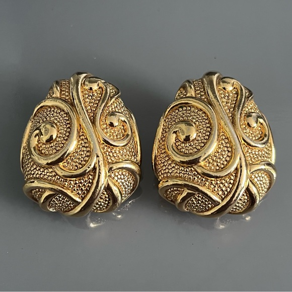 Jose Barrera for AVON Vintage Gold Tone Clip Earrings - Picture 5 of 13
